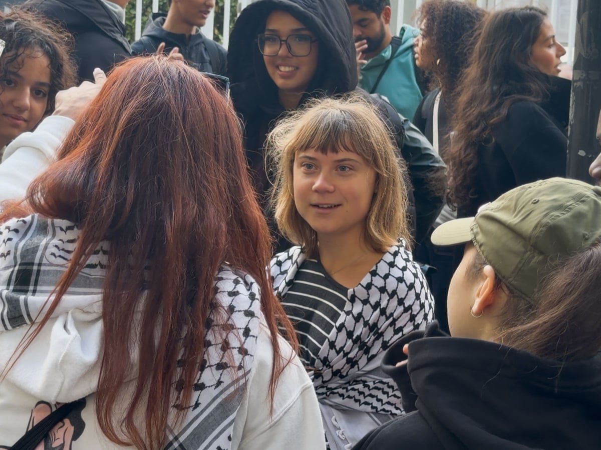 'Nosso futuro está sendo roubado': Greta Thunberg se junta a estudantes protestando em Paris
