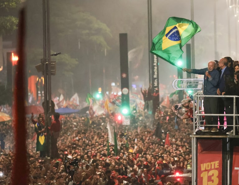 Mercado reage à reeleição de Lula; ETF brasileiro cai mais de 26% em NY