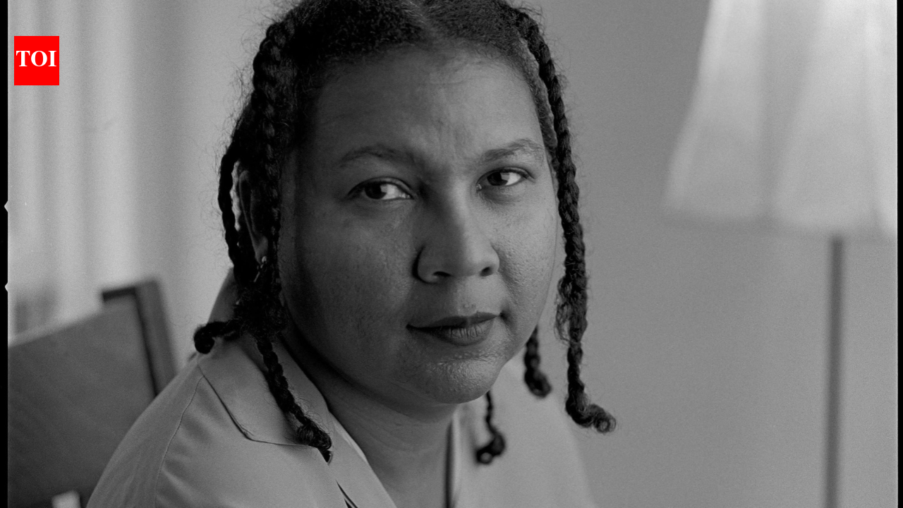 Citação do dia de bell hooks: "O amor é um ato de vontade - ou seja, tanto uma intenção quanto uma ação"; o que separa a euforia do enamoramento do trabalho de permanecer apaixonado