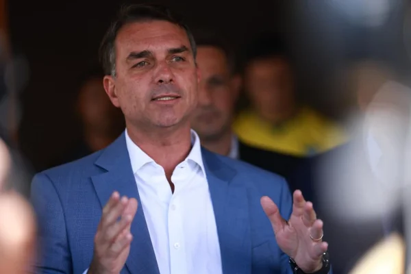 Em live com Flávio e Eduardo, Espriella diz que se inspirou em Bolsonaro