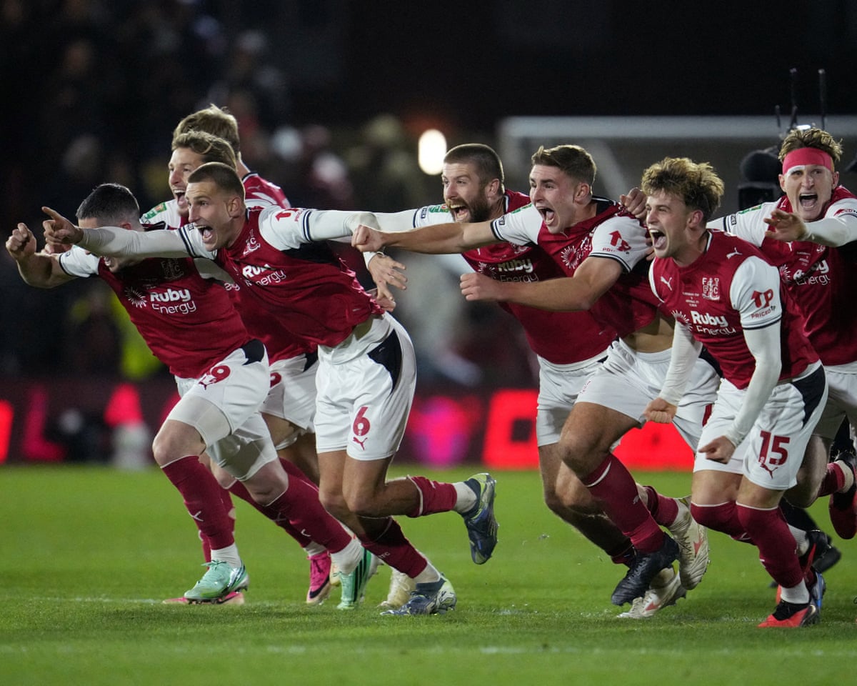 Fantástica vitória do Fleetwood na disputa de pênaltis contra o Arsenal na Carabao Cup em uma surpresa