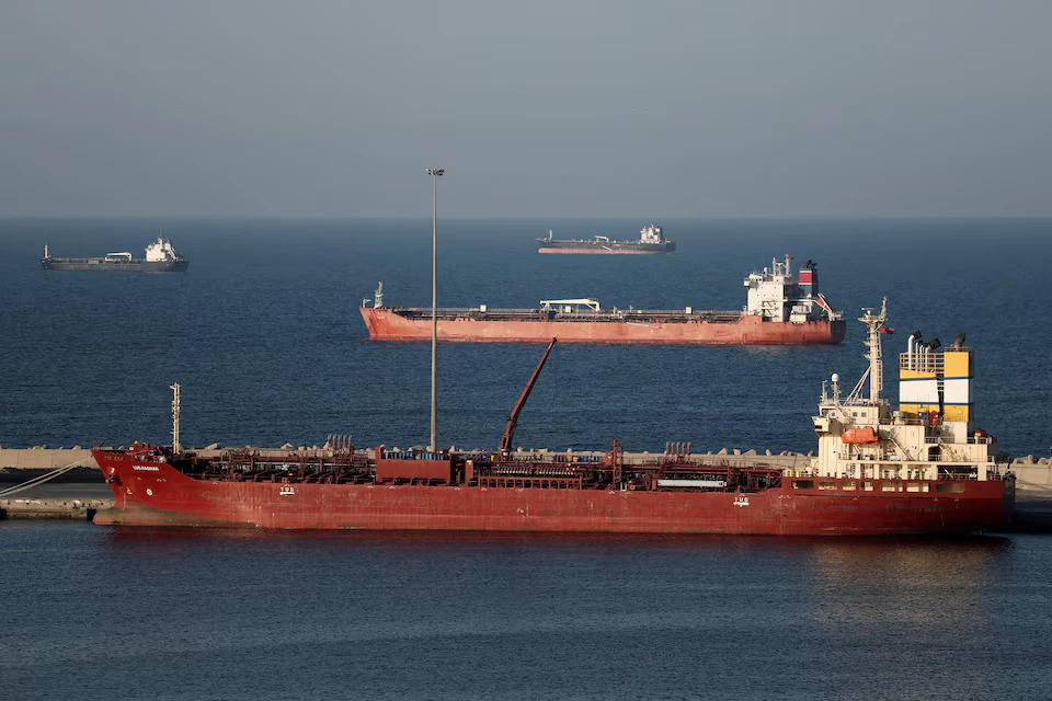O petróleo recuou de perto dos máximas de seis meses, com esperanças de que as hostilidades da guerra no Irã se acalmem