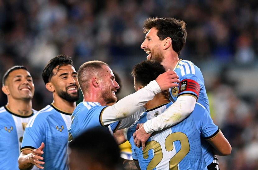 Messi marca e tem dois assistências na última aula magistral da Argentina