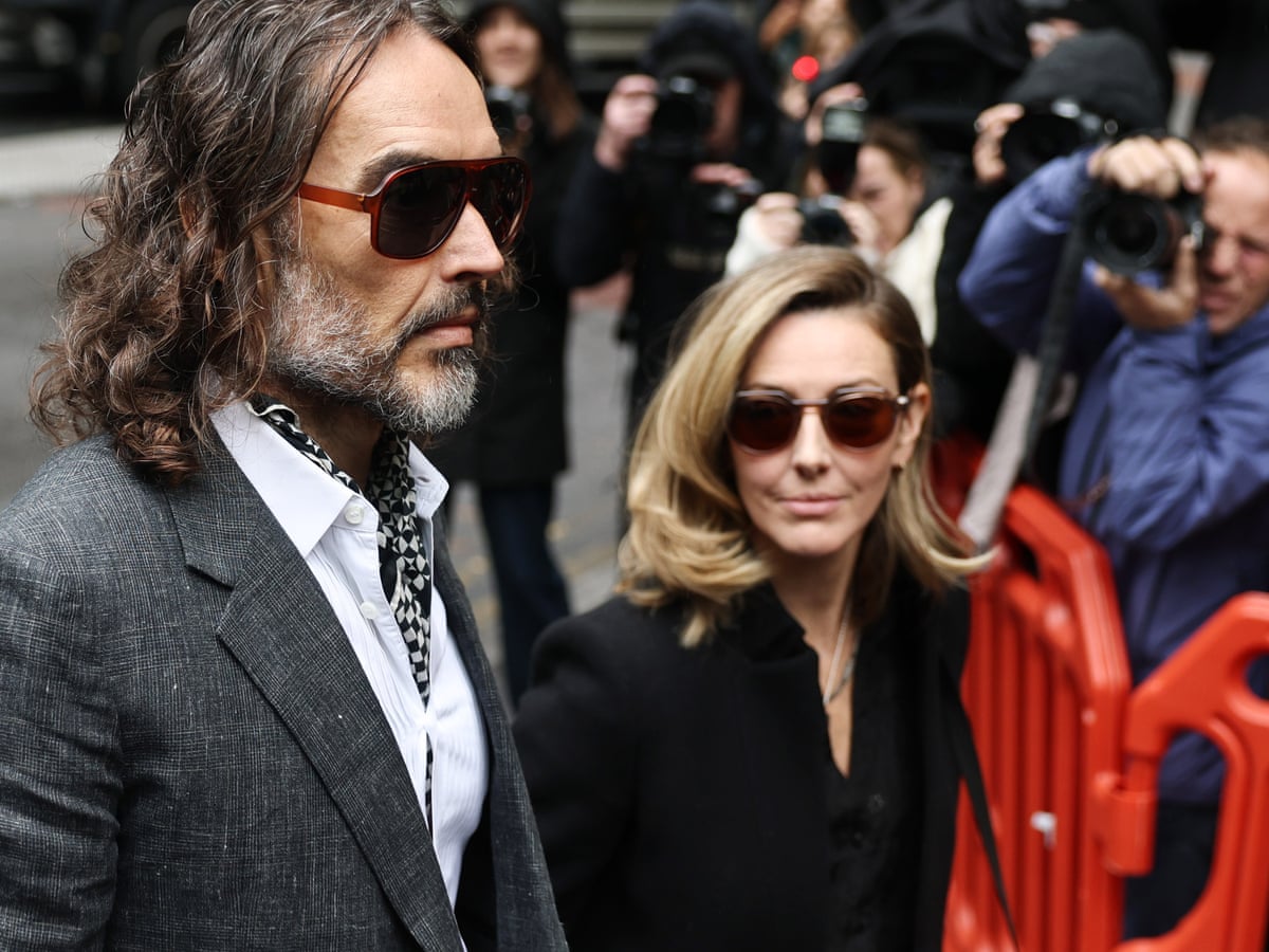 Russell Brand teve 'apetite sexual insano' e seu mau comportamento foi normalizado, conforme informado no julgamento.