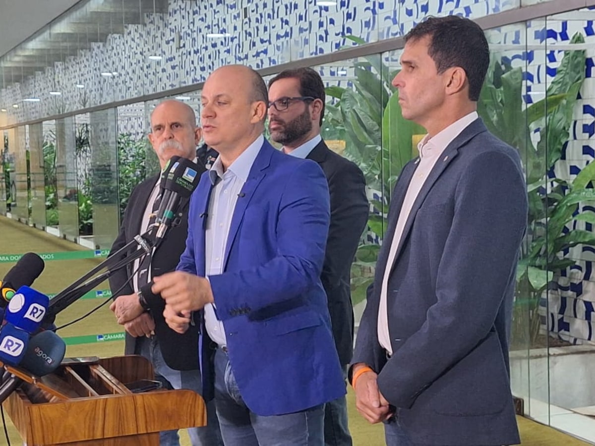 Bancada de oposição na Câmara pede explicações sobre pedido da PF para Flávio entregar passaporte