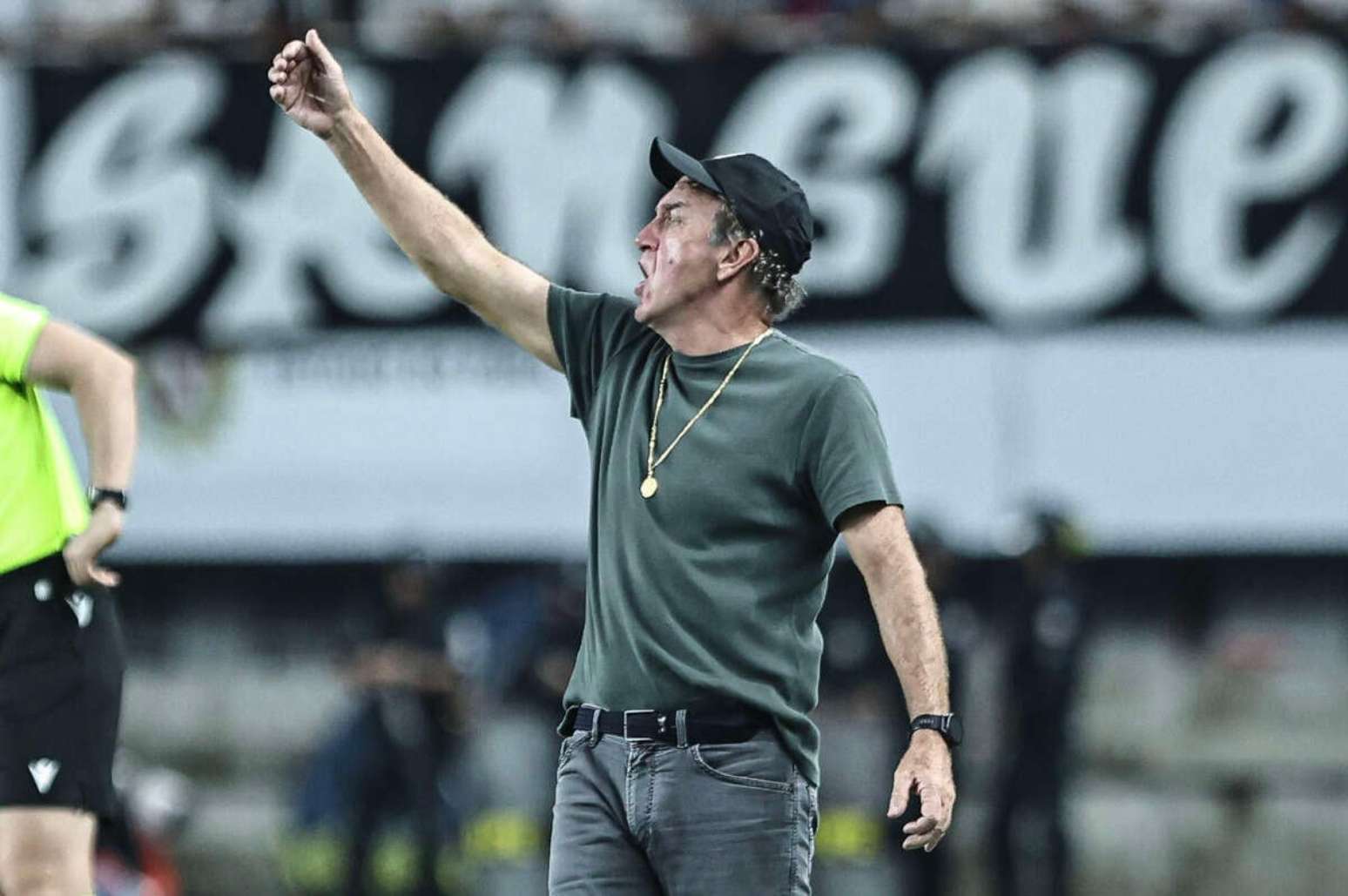 Durante a semana, Cuca testou o time titular com a dupla Coutinho e Neymar &ndash;