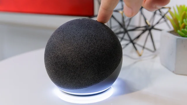 Amazon vende Echo Dot preparada para Alexa+ por menos de R$ 300 e ainda parcela