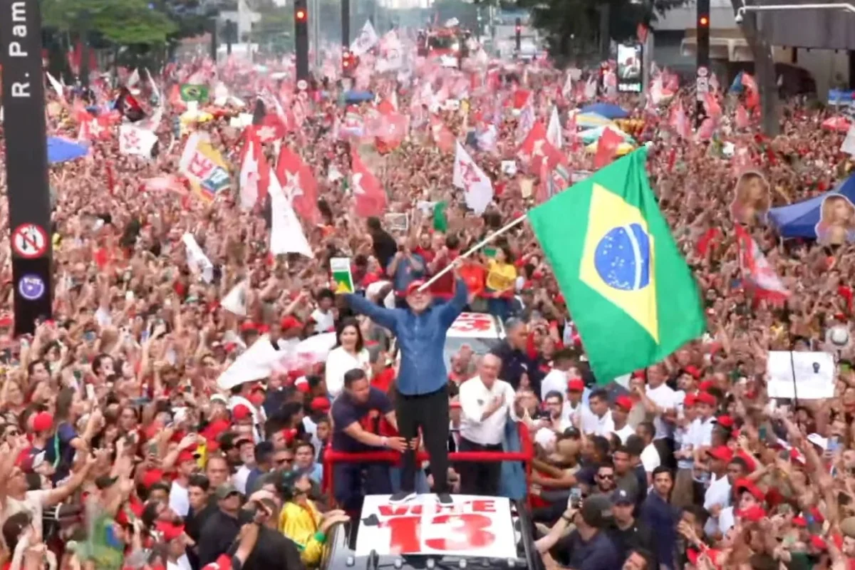 Lula segura Constituição e Bandeira do Brasil enquanto canta o Hino na Paulista - Metrópoles