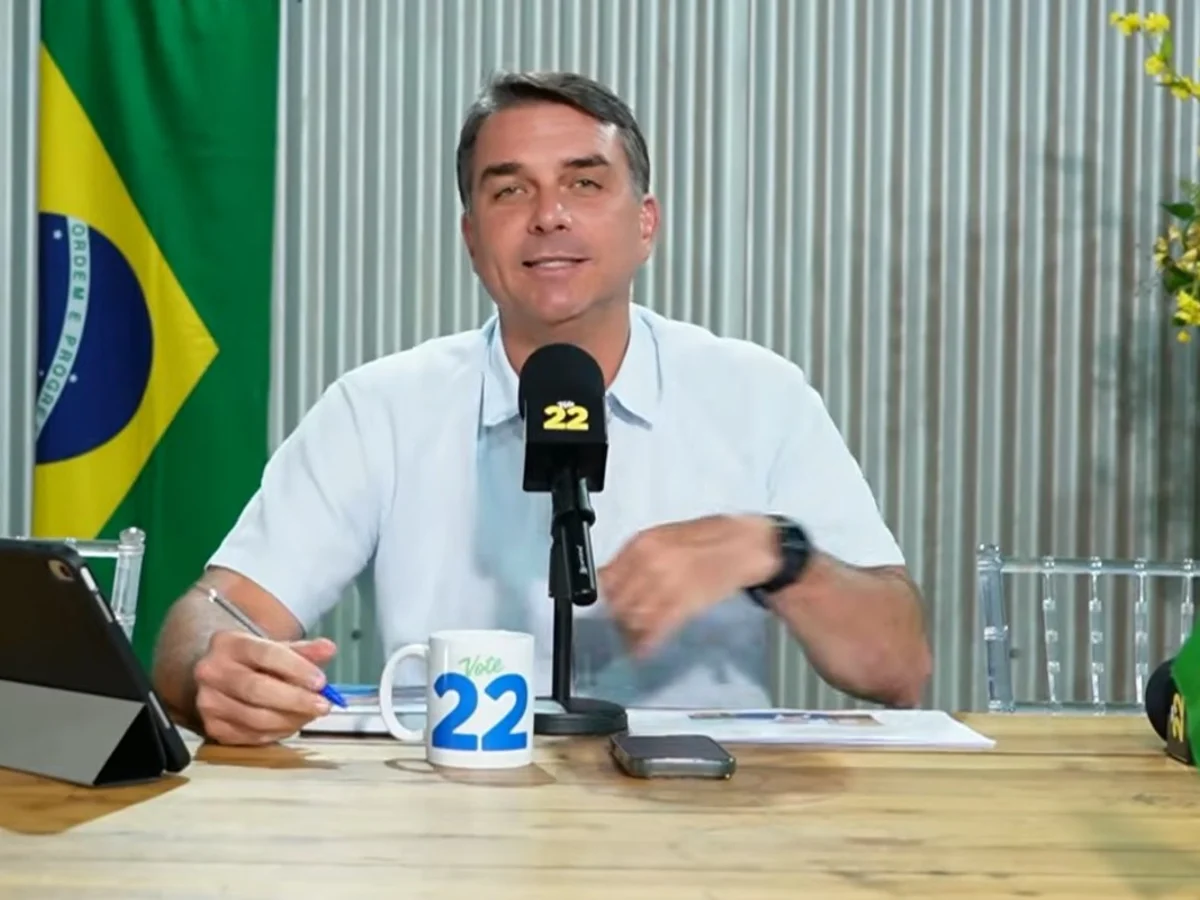 Flávio Bolsonaro deseja melhoras a Cleitinho: "Achei ele magro"