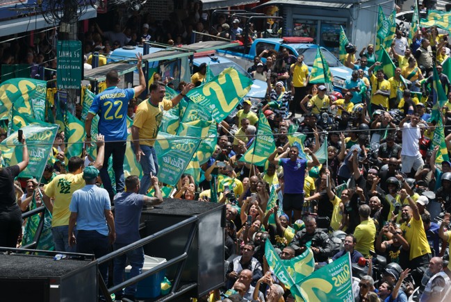 Já projetando dia de posse, Flávio promete entregar 'Brasil nas mãos de Deus' e Jair Bolsonaro colocando faixa presidencial
