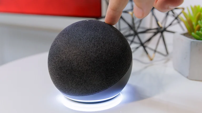 Amazon vende Echo Dot preparada para Alexa+ por menos de R$ 300 e ainda parcela