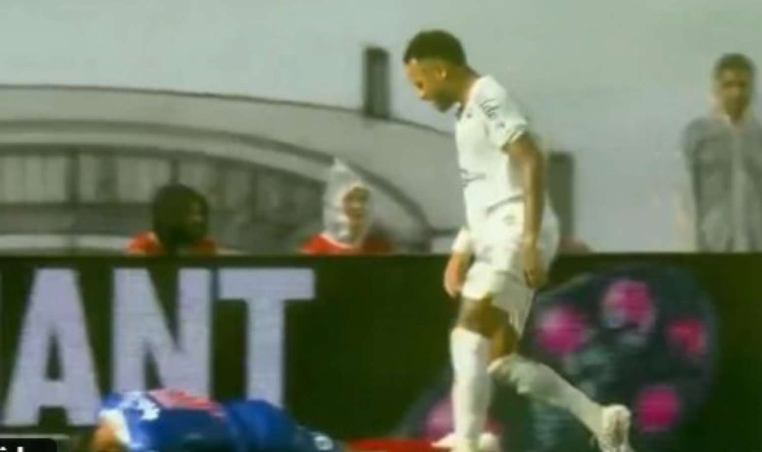Neymar est&aacute; fora do cl&aacute;ssico contra o Palmeiras.