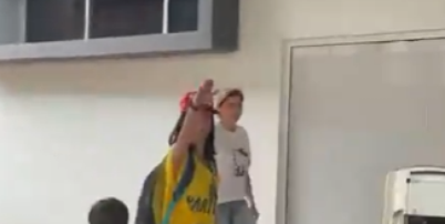 Mulher faz sinal nazista ao chegar a local de vota&ccedil;&atilde;o no Rio de Janeiro Foto: Reprodu&ccedil;&atilde;o / X