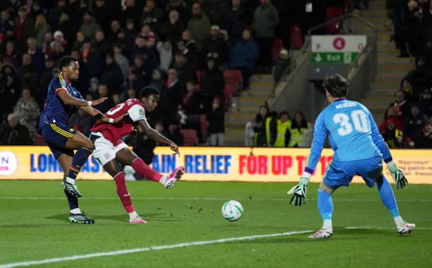 Fantástica vitória do Fleetwood na disputa de pênaltis contra o Arsenal na Carabao Cup em uma surpresa