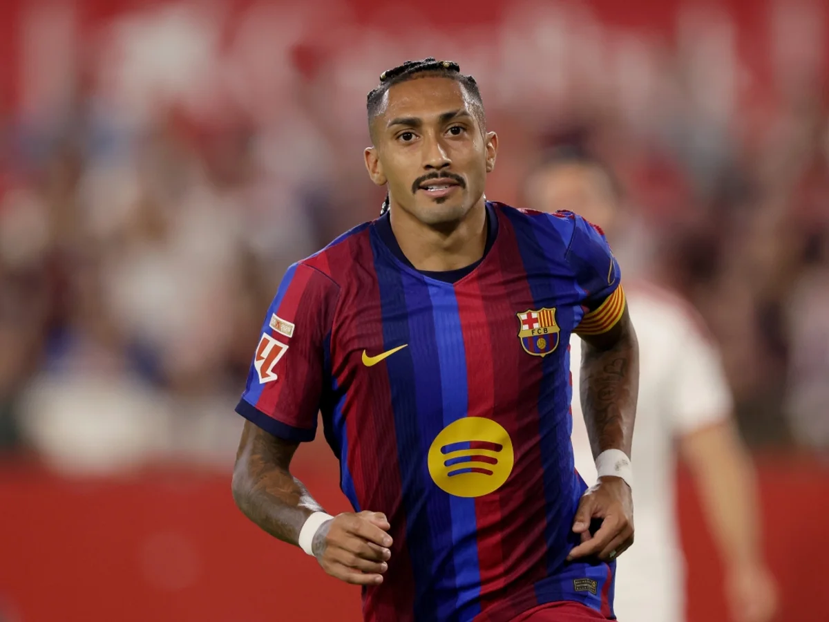 Com Raphinha titular, Barcelona está escalado para jogo contra Real Madrid