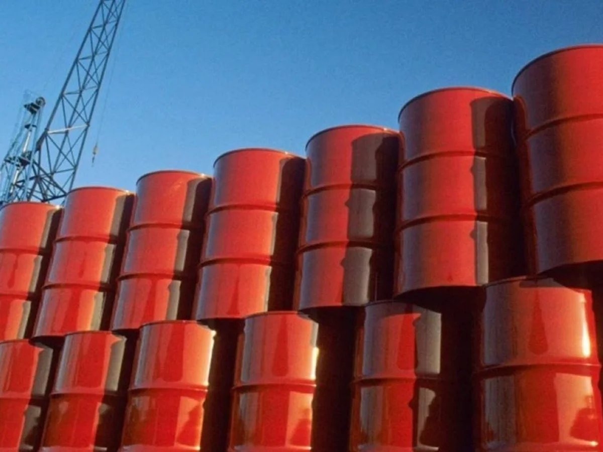 Petróleo sobe 4% e barril ultrapassa US$ 113, maior patamar desde maio