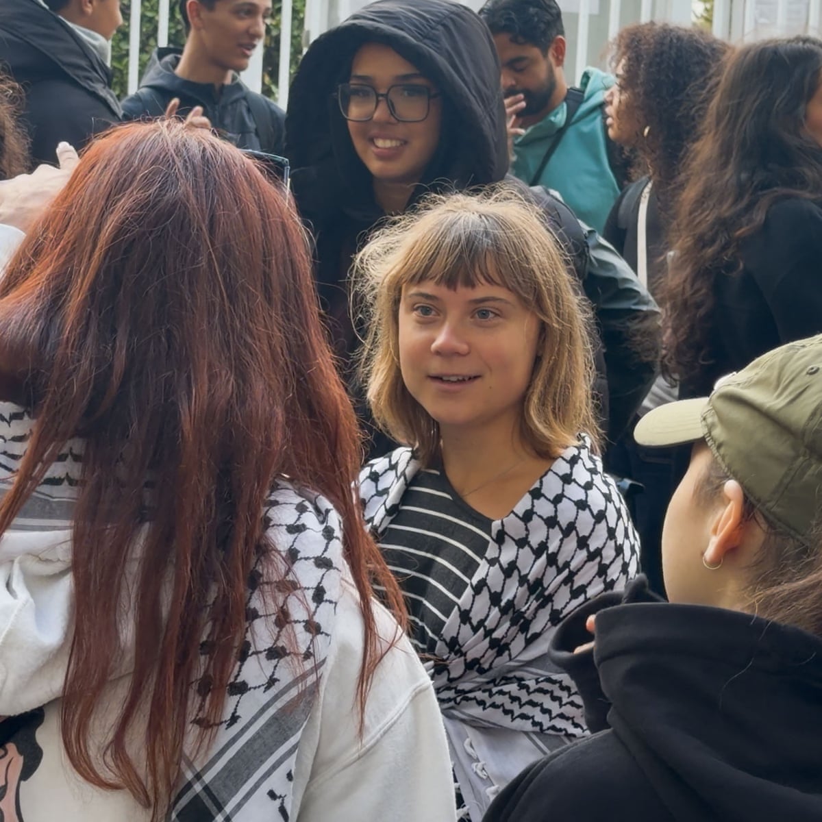 'Nosso futuro está sendo roubado': Greta Thunberg se junta a estudantes protestando em Paris